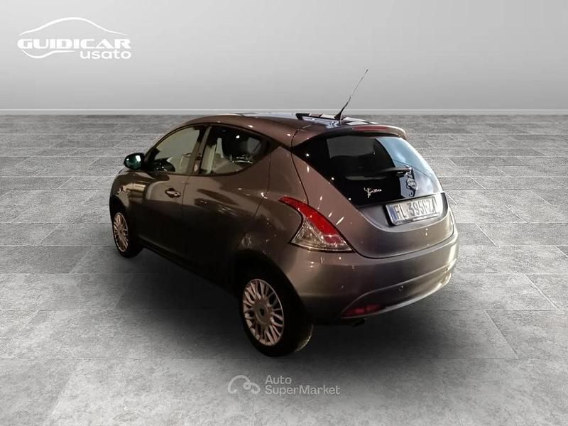 Usata Lancia Ypsilon Gold 69 CV (50 kW) 2017 Grigio metallizzato scuro Utilitaria