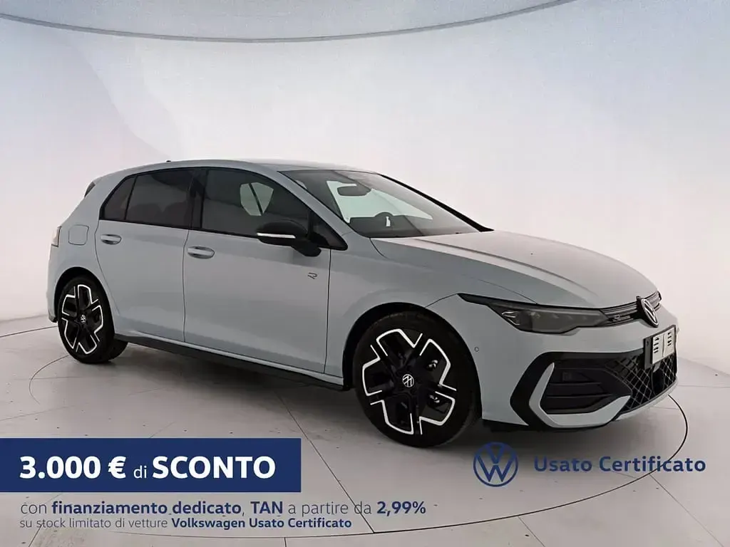 Nuova VW Golf VIII R-line Plus 150 CV (110 kW) 2026 Crystal ice blue metallizzato Berlina