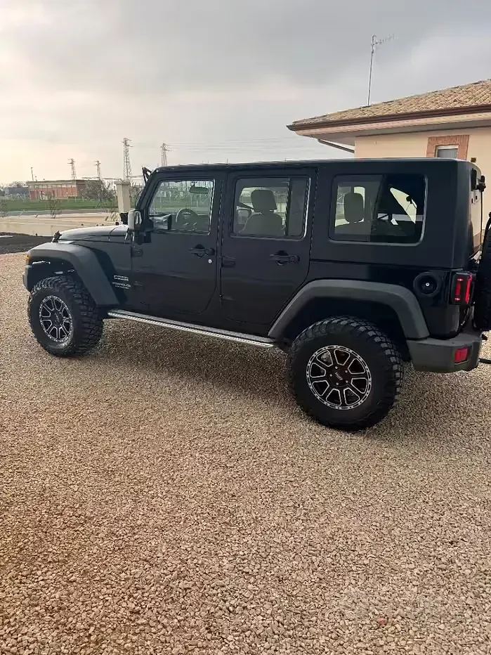 Usata Jeep Wrangler Sport 177 CV (130 kW) 2011 Nero SUV