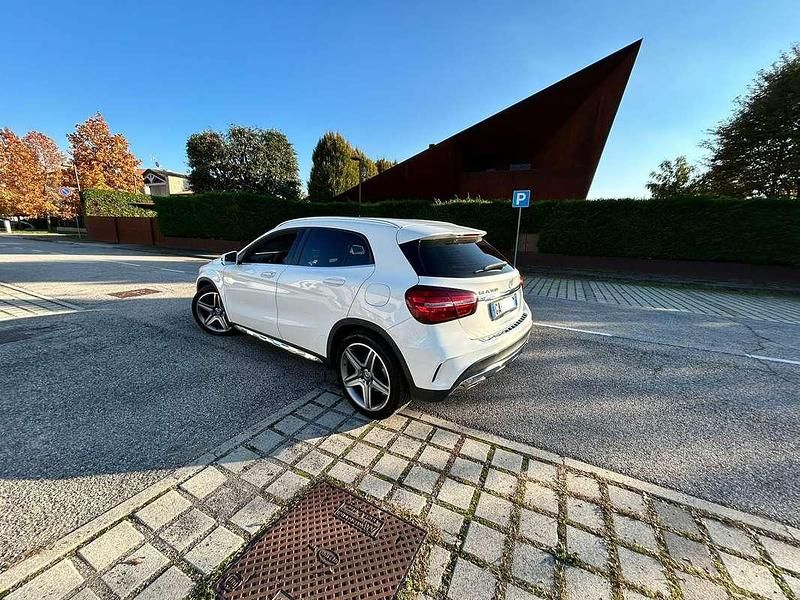 Usata Mercedes GLA180 Premium 122 CV (89 kW) 2019 Bianco SUV