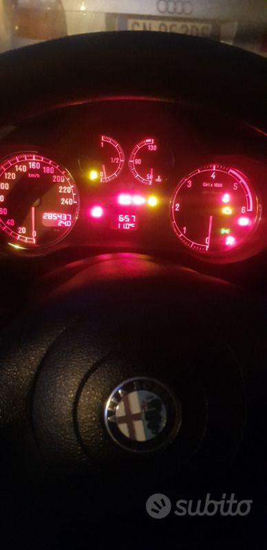 Usata Alfa Romeo 147 140 CV (102 kW) 2005 Grigio Utilitaria