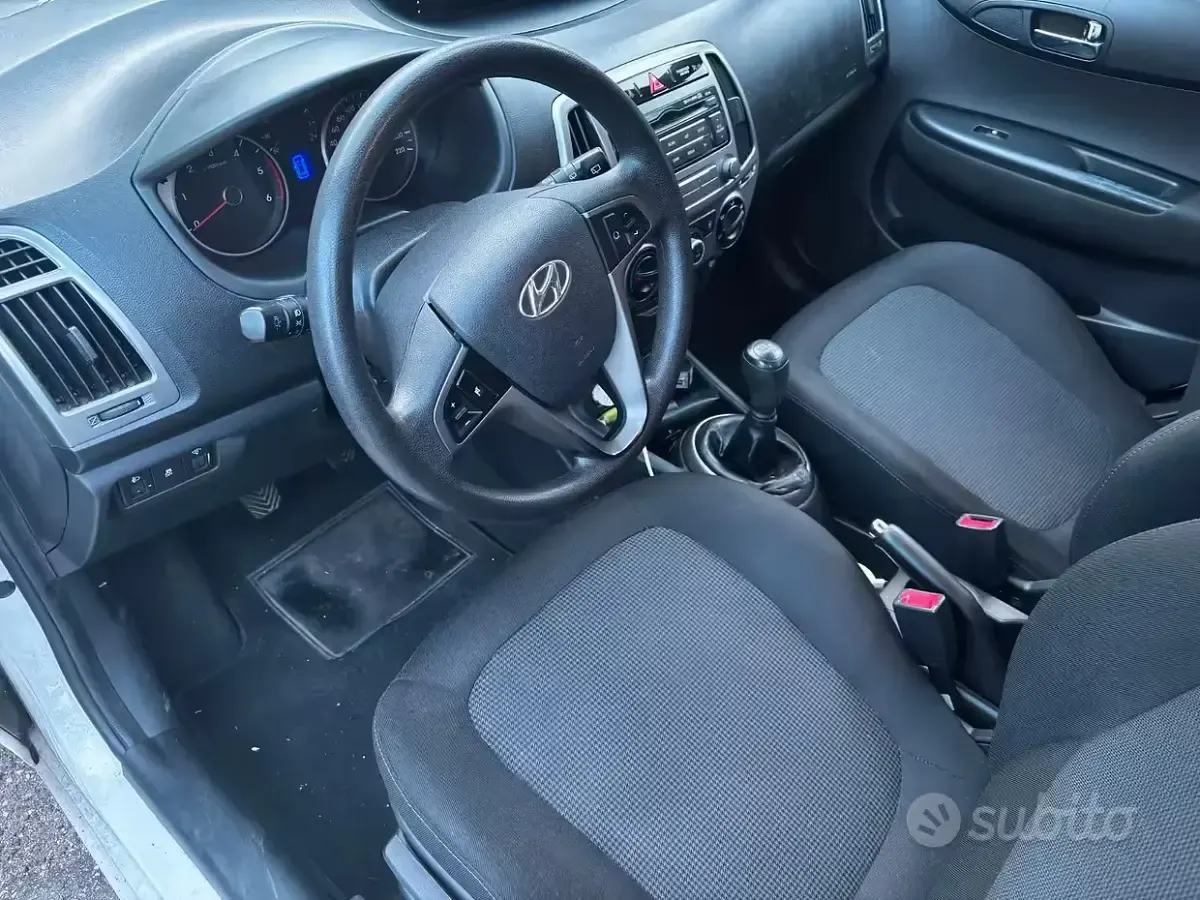 Usata Hyundai i20 75 CV (55 kW) 2014 Bianco Utilitaria