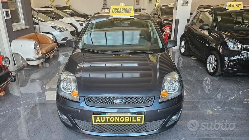 Usata Ford Fiesta Titanium 68 CV (50 kW) 2007 Grigio Utilitaria