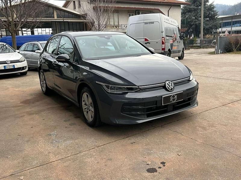 Usata VW Golf VIII Life 116 CV (85 kW) 2025 Grigio Berlina