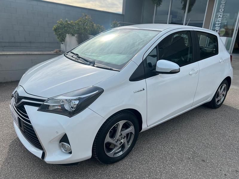 Usata Toyota Yaris Hybrid Active 73 CV (53 kW) 2016 Bianco Berlina