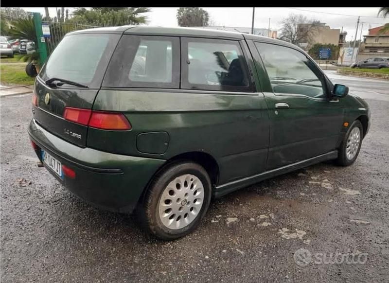 Usata Alfa Romeo 145 103 CV (75 kW) 2000 Verde Utilitaria