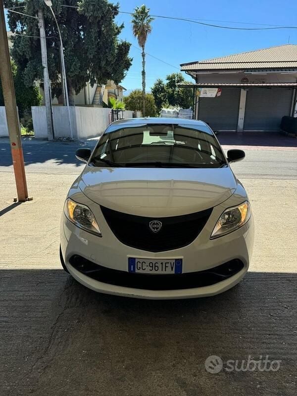 Usata Lancia Ypsilon 69 CV (50 kW) 2021 Bianco Utilitaria