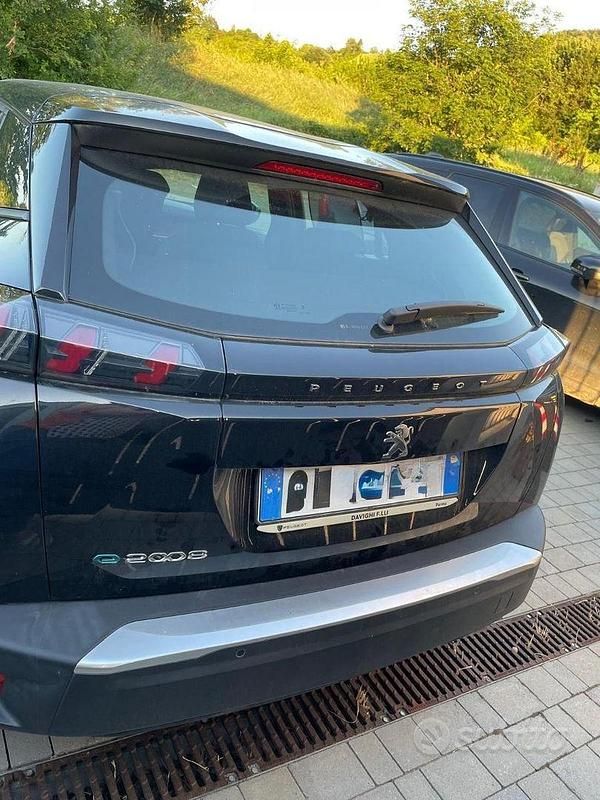 Usata Peugeot e-2008 Active 100 kW (136 CV) 2023 Nero SUV