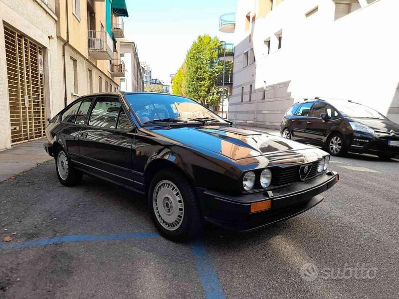 Usata Alfa Romeo GTV 158 CV (116 kW) 1986 Grigio scuro metallizzato Coupé