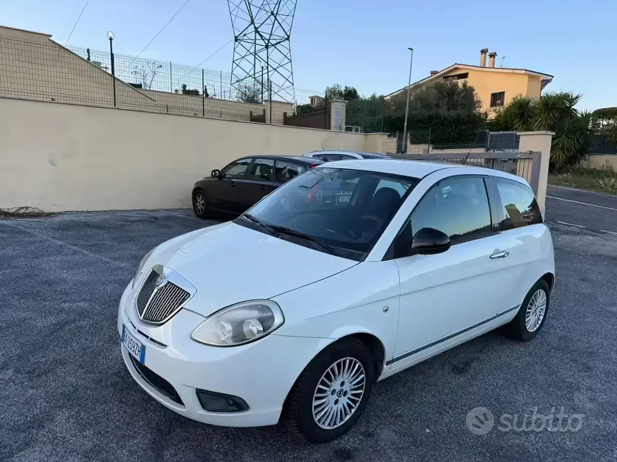 Usado Lancia Ypsilon Silver 69 HP (50 kW) 2012 Branco Citadino