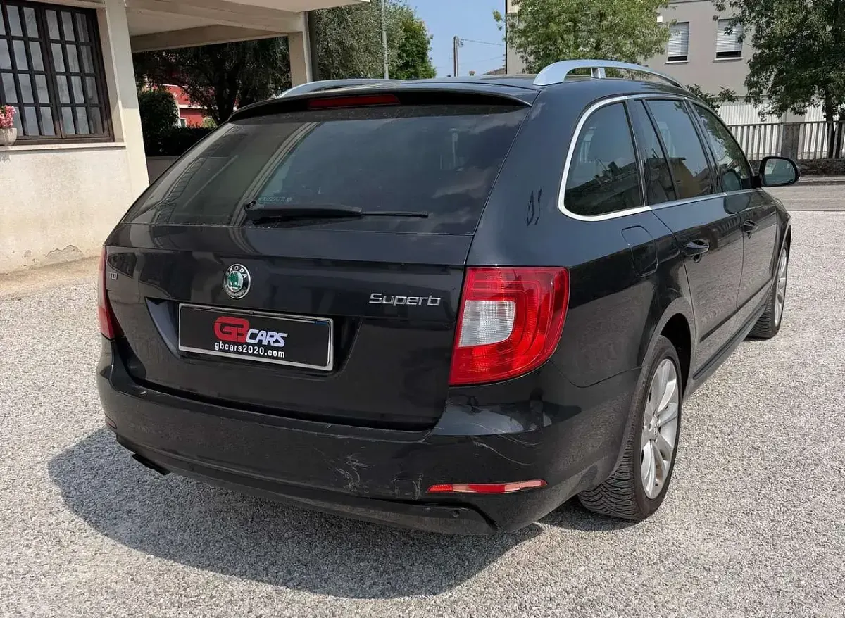 Usata Skoda Superb Elegance 140 CV (102 kW) 2012 Nero Station wagon