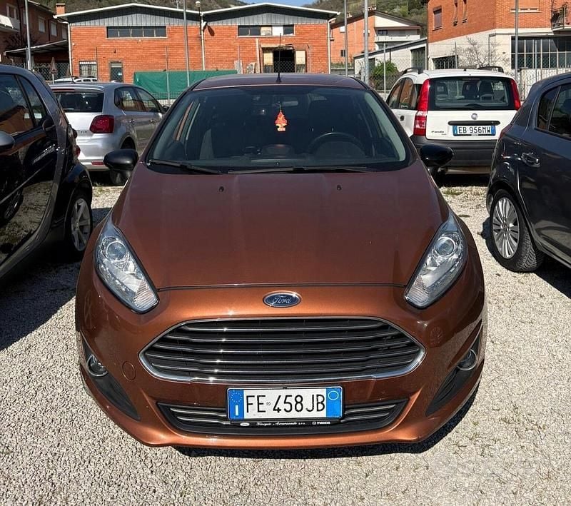 Usata Ford Fiesta 75 CV (55 kW) 2016 Marrone Utilitaria