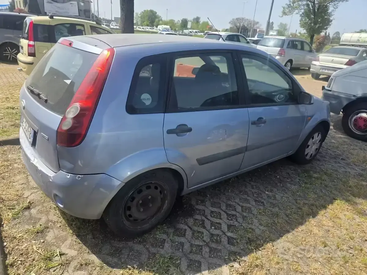 Usata Ford Fiesta Ghia 68 CV (50 kW) 2007 Blu Utilitaria