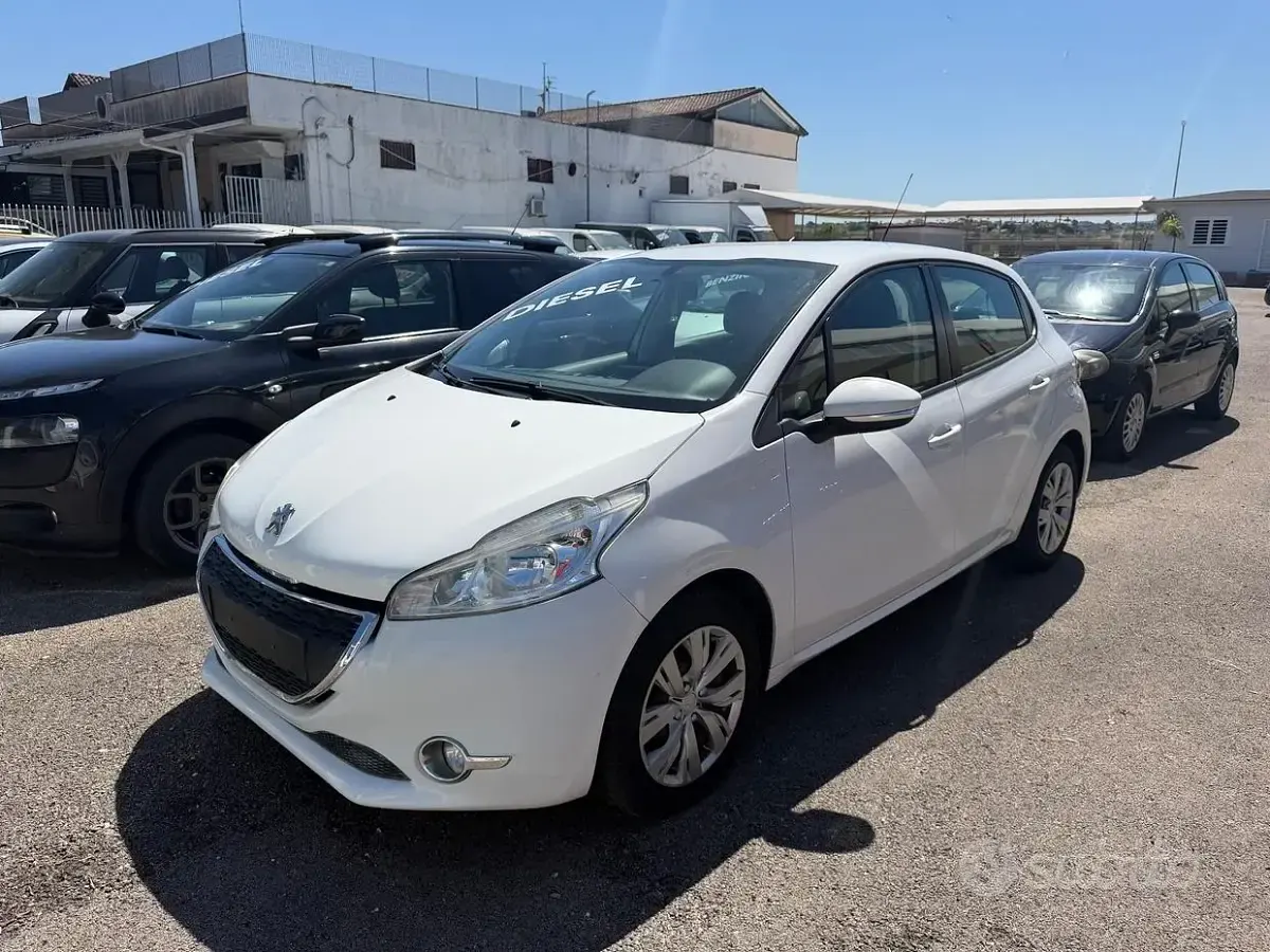 Usata Peugeot 208 68 CV (50 kW) 2014 Bianco Utilitaria