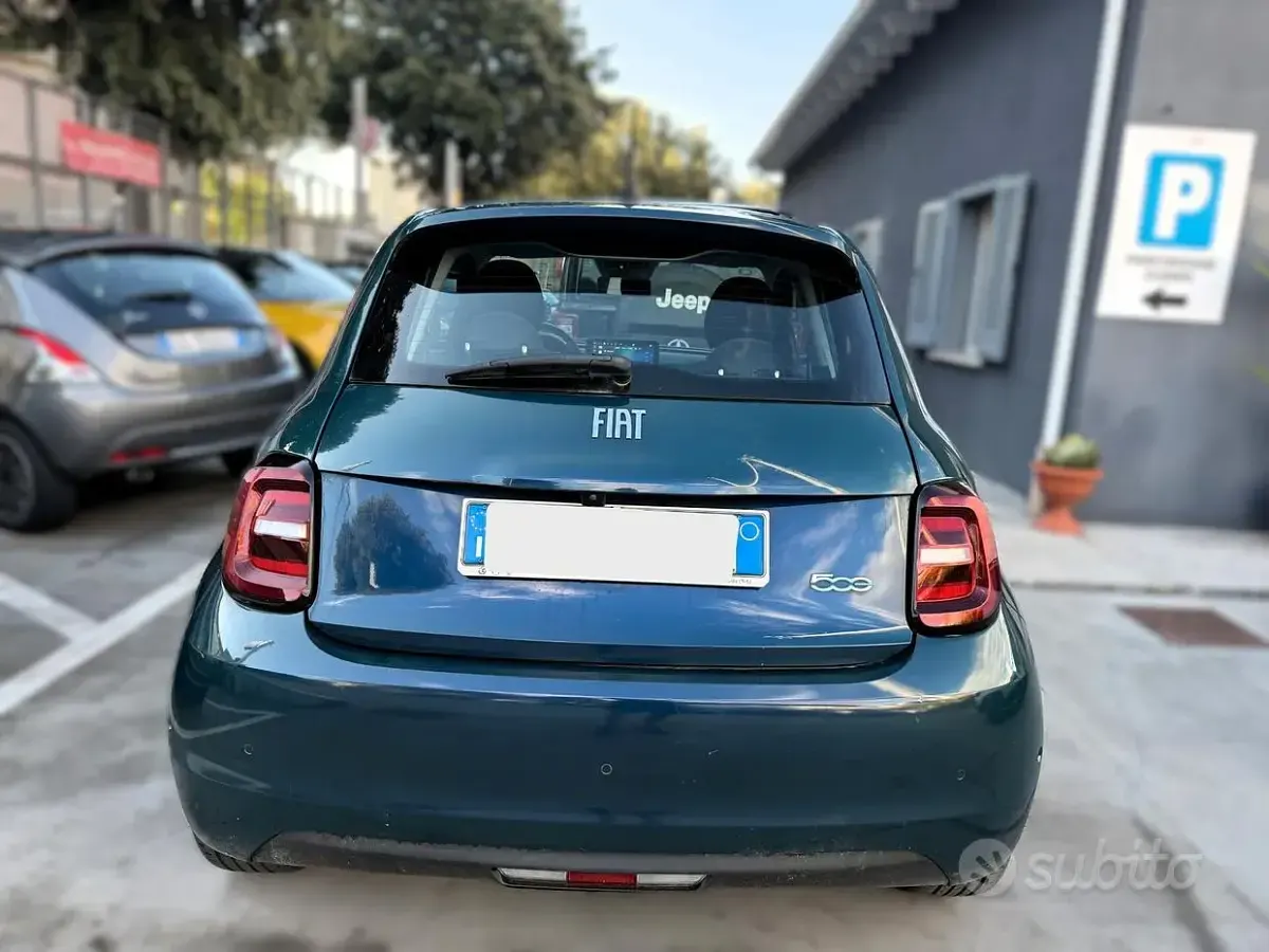 Usata Fiat 500e Icon 42 kW (58 CV) 2021 Bluazzurro Berlina
