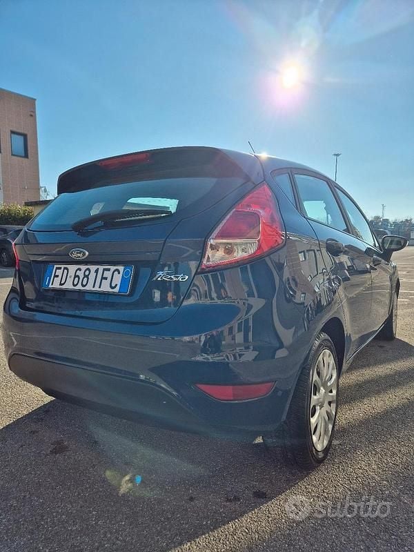 Usata Ford Fiesta 75 CV (55 kW) 2016 Blu Berlina