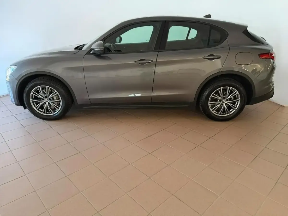 Second-hand Alfa Romeo Stelvio Business 160 CP (117 kW) 2022 Gri SUV