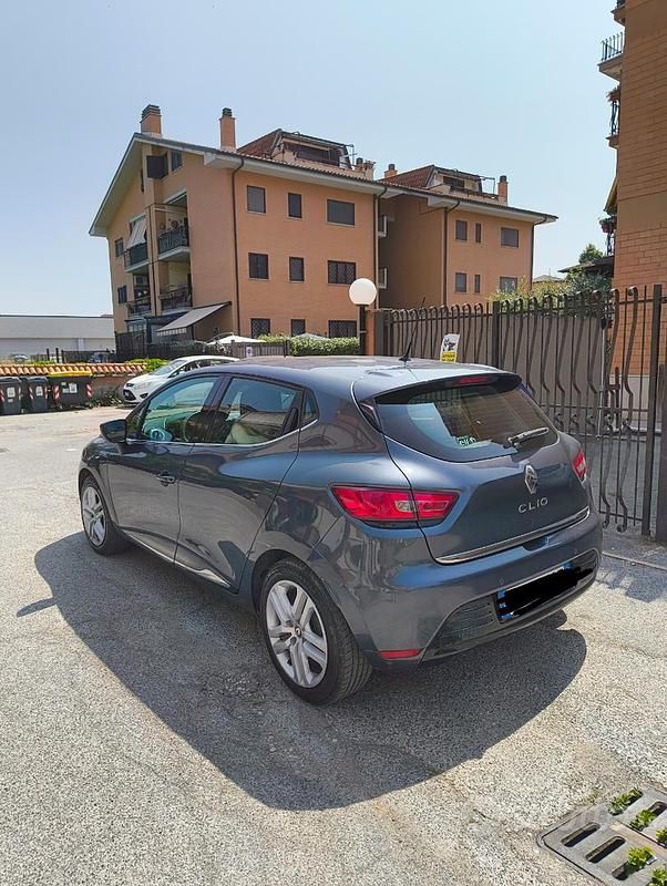 Usado Renault Clio IV 73 CV (53 kW) 2018 Gris Utilitario