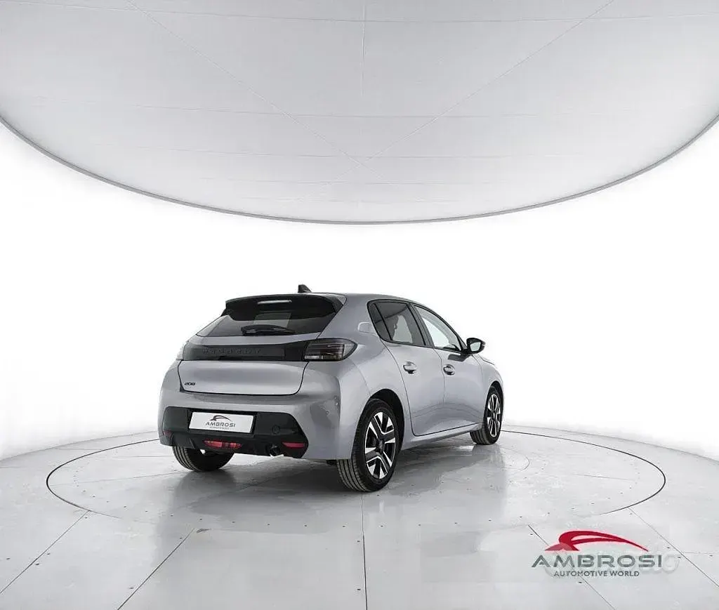 Usata Peugeot 208 Allure 101 CV (74 kW) 2025 Grigio Utilitaria