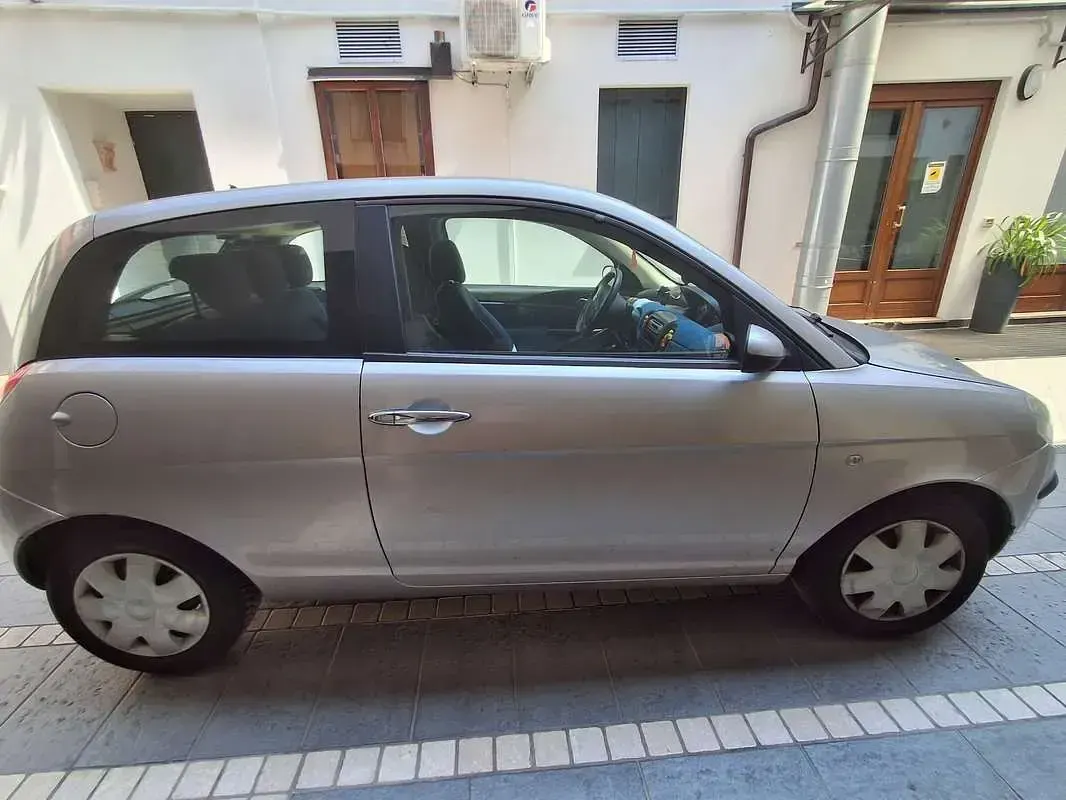 Usata Lancia Ypsilon 60 CV (44 kW) 2004 Grigio Utilitaria