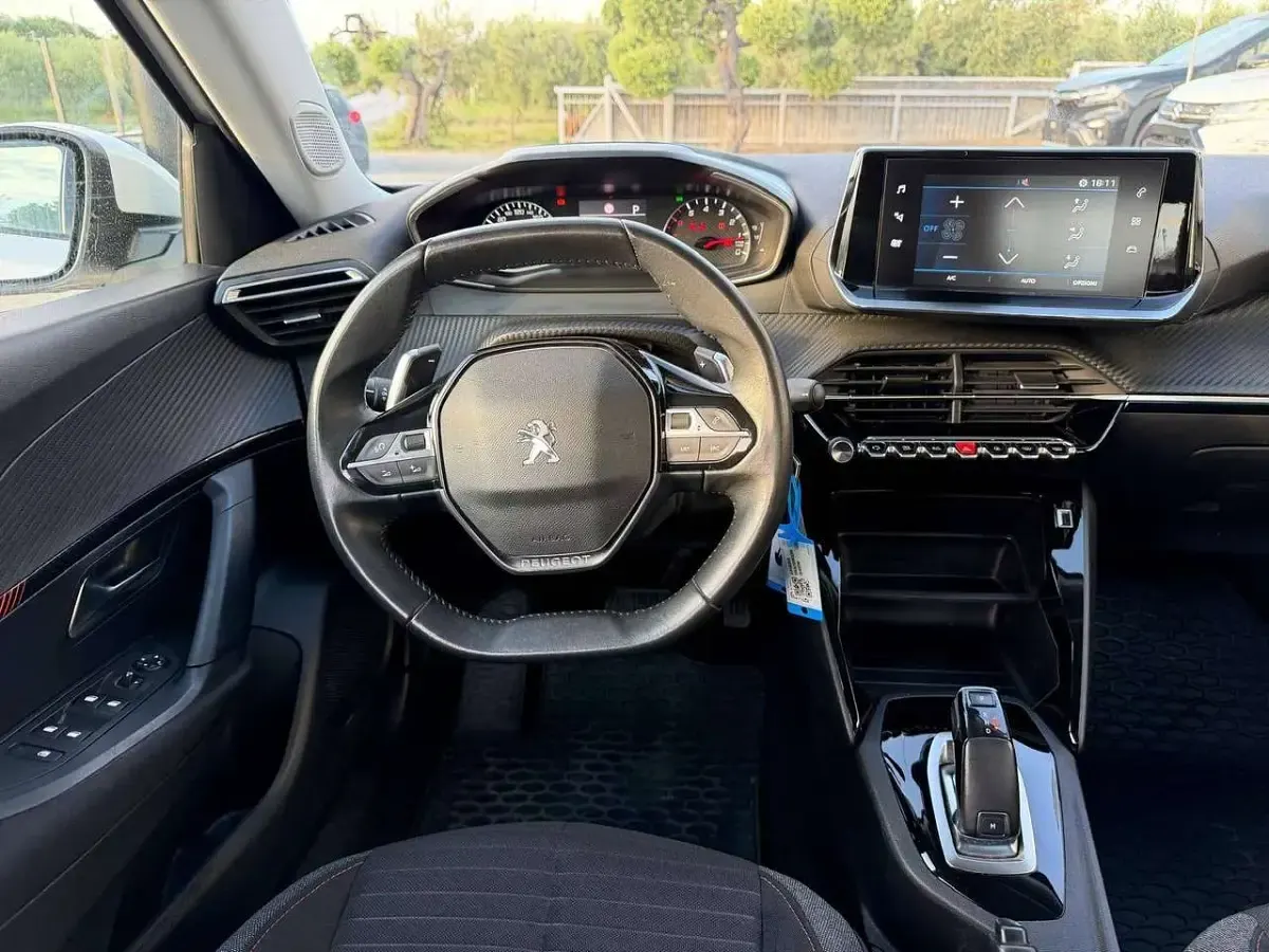 Używany Peugeot 2008 Active 131 KM (96 kW) 2021 Biały SUV