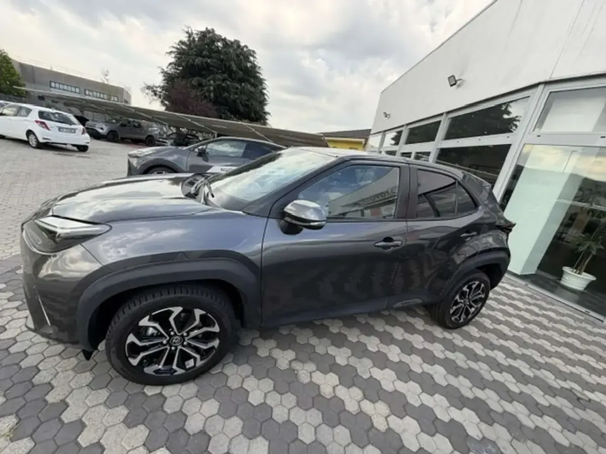 Usata Toyota Yaris Cross Trend 92 CV (67 kW) 2022 Dark grey met SUV