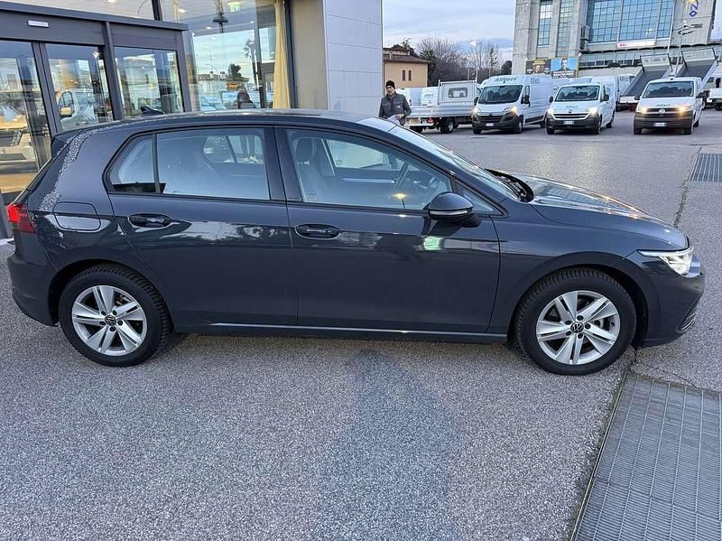 Usata VW Golf VIII Life 116 CV (85 kW) 2022 Urano grey Berlina