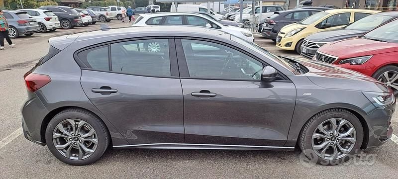 Usata Ford Focus ST-Line 120 CV (88 kW) 2022 Grigio Berlina