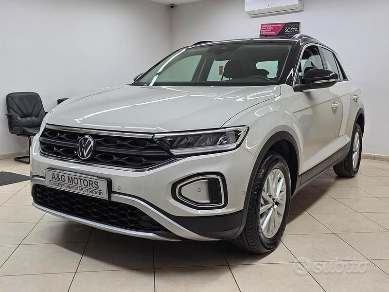 Usata VW T-Roc Life 110 CV (80 kW) 2023 Beige SUV