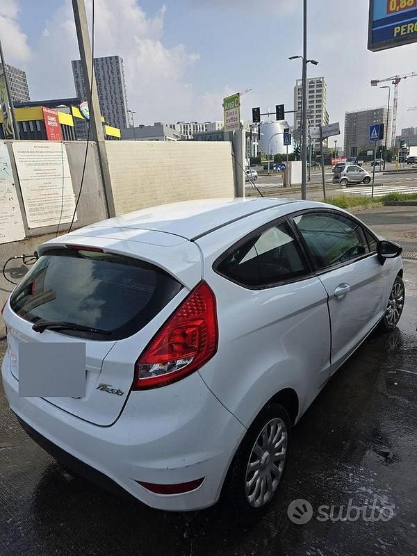 Usata Ford Fiesta 70 CV (51 kW) 2011 Bianco Utilitaria