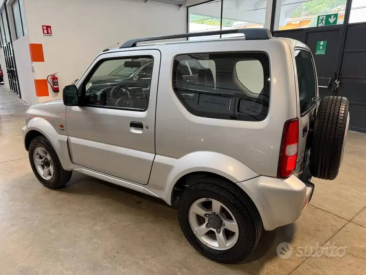 Usata Suzuki Jimny 86 CV (63 kW) 2005 Grigio SUV