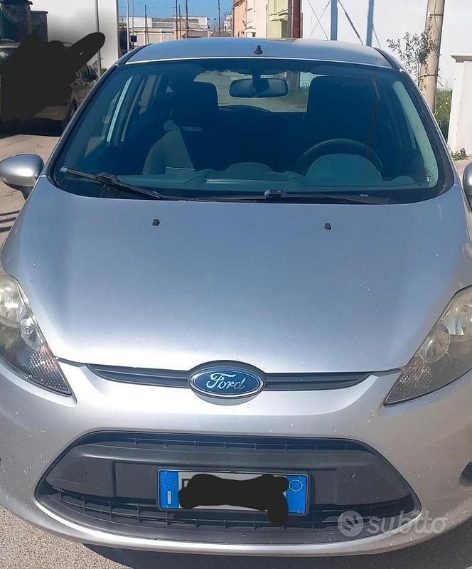 Usata Ford Fiesta 73 CV (53 kW) 2011 Grigio Utilitaria