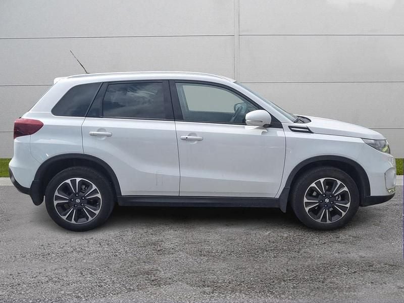 Second-hand Suzuki Vitara 102 CP (75 kW) 2023 Alb SUV