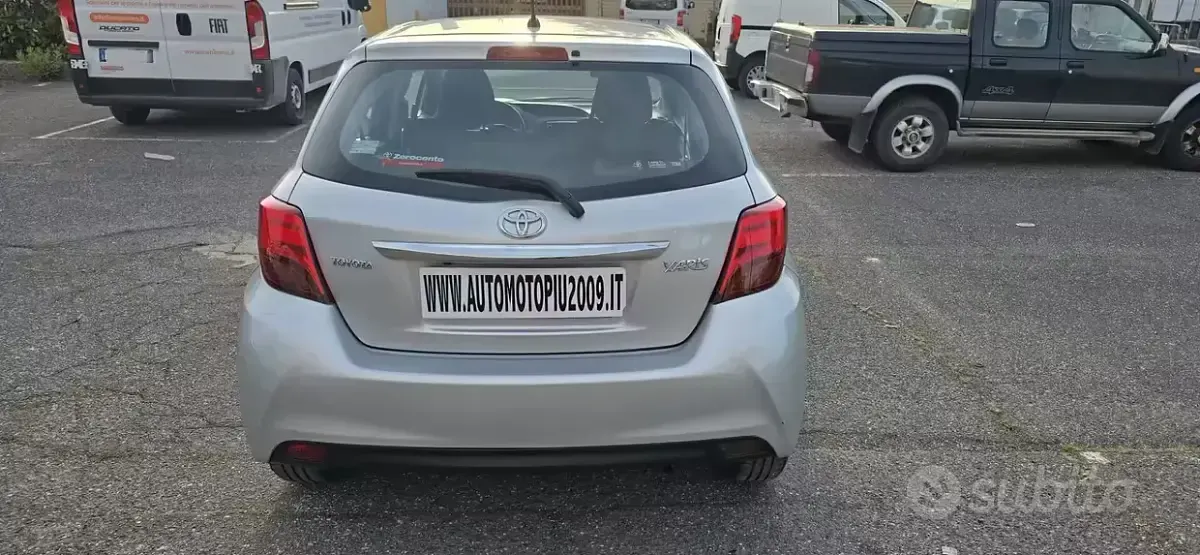 Usata Toyota Yaris Sol 69 CV (50 kW) 2015 Grigio Utilitaria