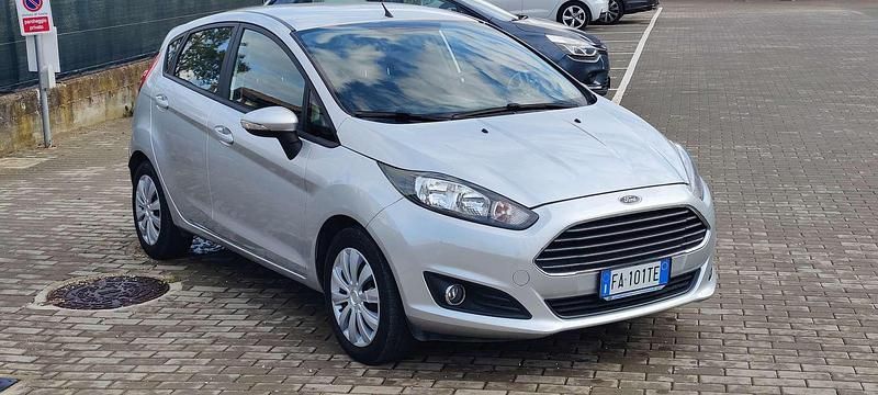 Usata Ford Fiesta 75 CV (55 kW) 2015 Argento Berlina