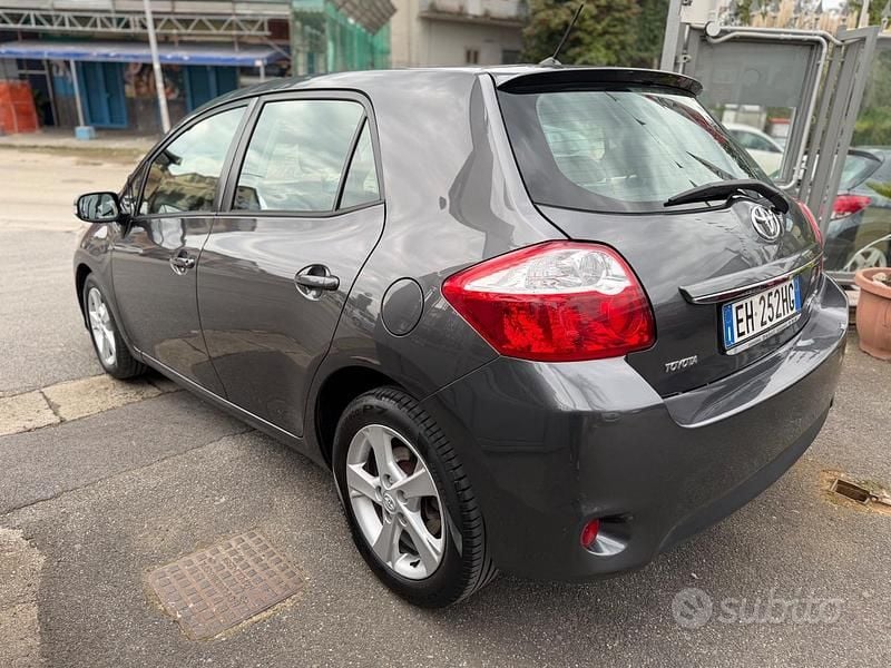 Usata Toyota Auris Active 90 CV (66 kW) 2011 Grigio Utilitaria
