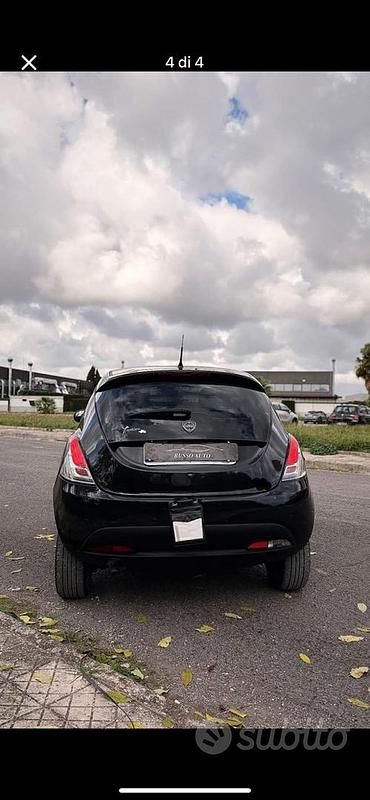 Usata Lancia Ypsilon 85 CV (62 kW) 2015 Nero Utilitaria