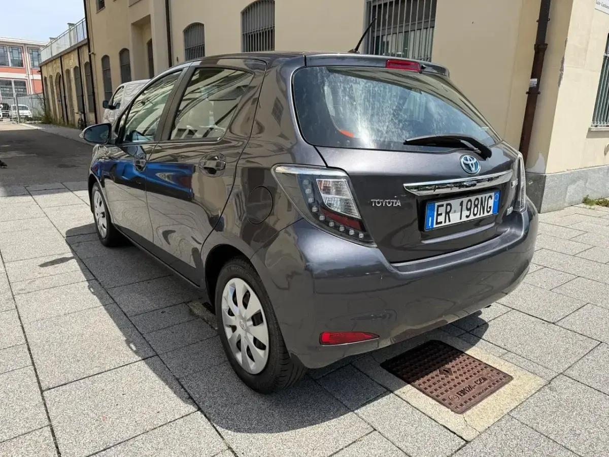 Usata Toyota Yaris Hybrid 74 CV (54 kW) 2014 Grigio Berlina