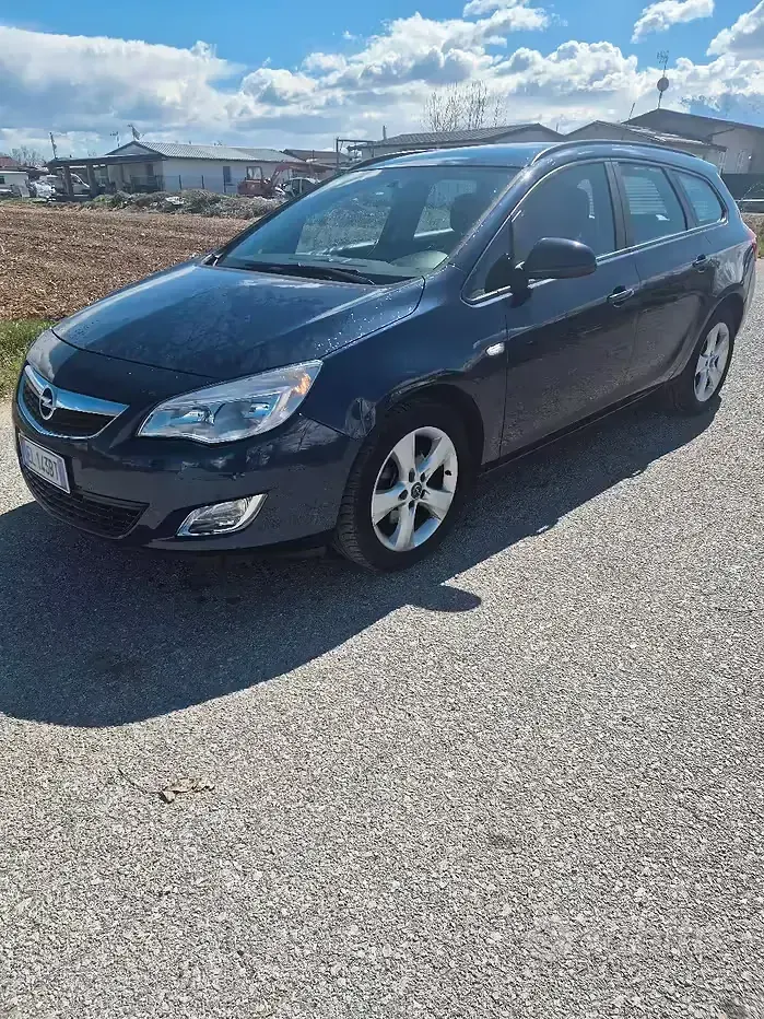 Usata Opel Astra 110 CV (80 kW) 2011 Blu Station wagon