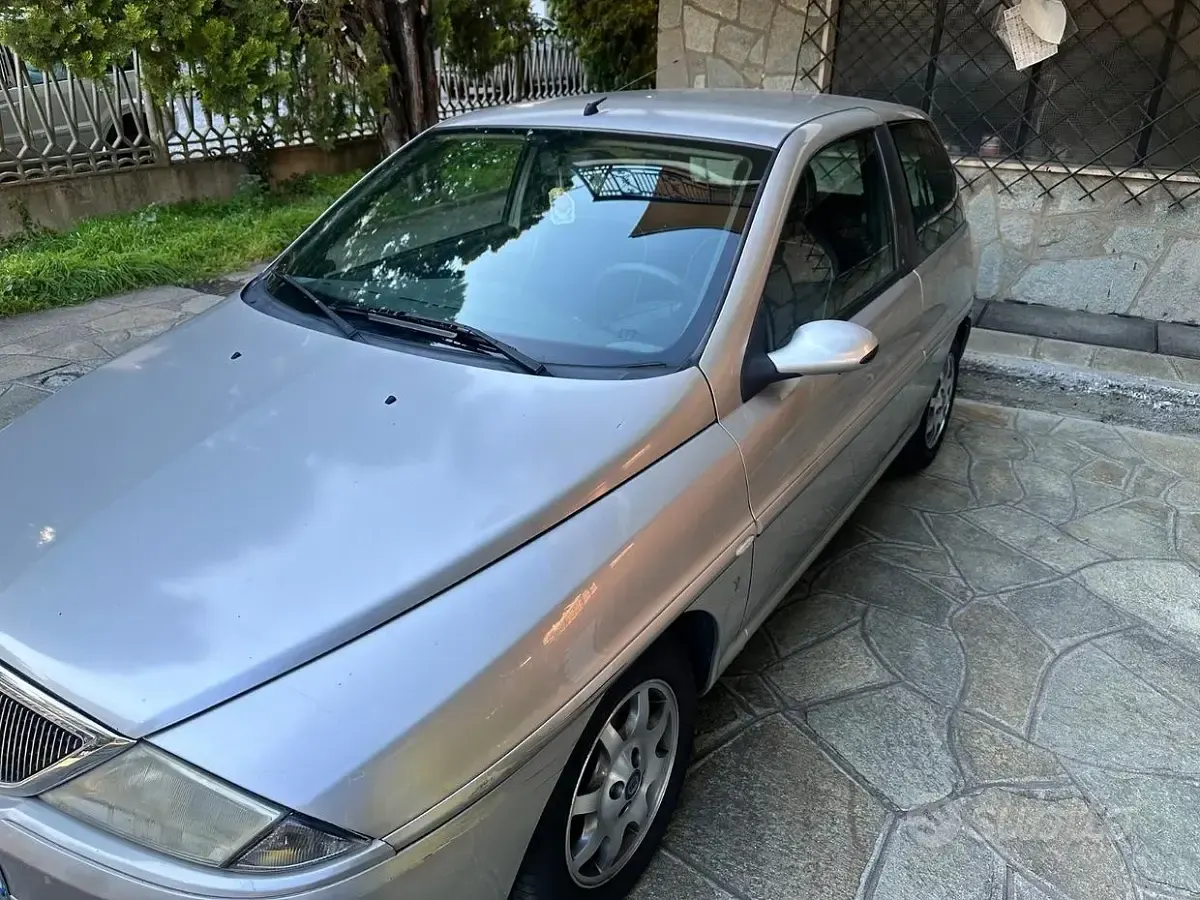 Usata Lancia Ypsilon 60 CV (44 kW) 2002 Grigio Utilitaria