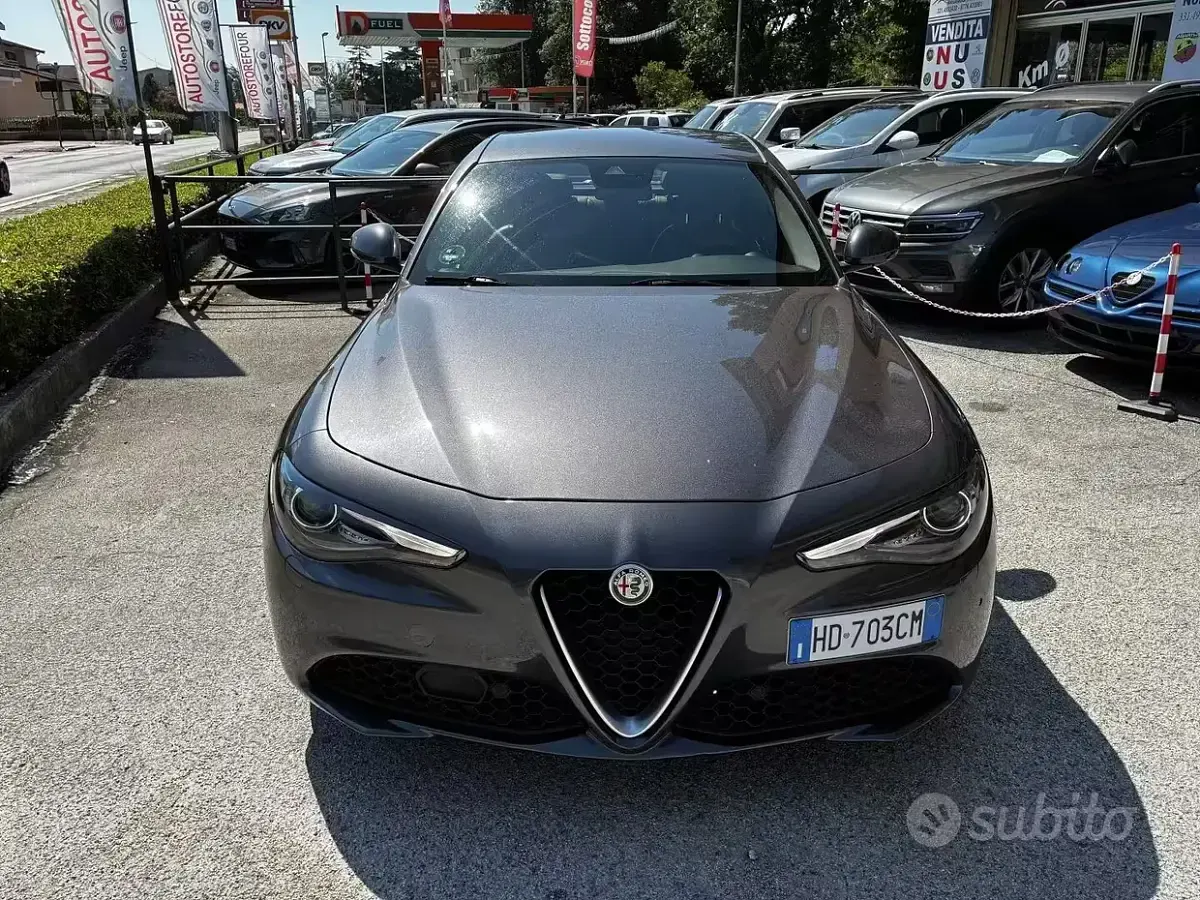 Usata Alfa Romeo Giulia 180 CV (132 kW) 2017 Grigio Berlina