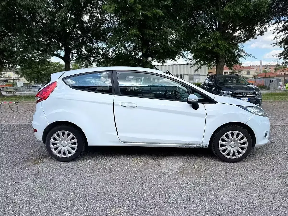 Usata Ford Fiesta 71 CV (52 kW) 2011 Bianco Berlina