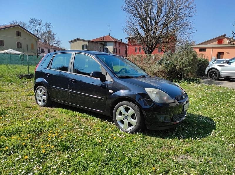 Usata Ford Fiesta Ghia 75 CV (55 kW) 2007 Nero Utilitaria