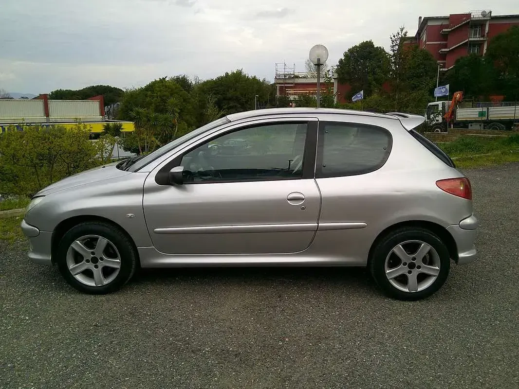 Usata Peugeot 206 88 CV (64 kW) 2006 Argento Berlina