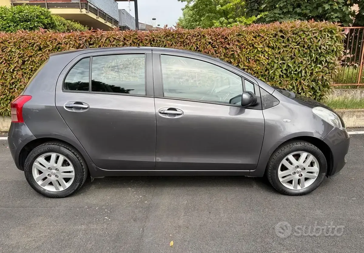 Usata Toyota Yaris 69 CV (50 kW) 2008 Grigio Utilitaria