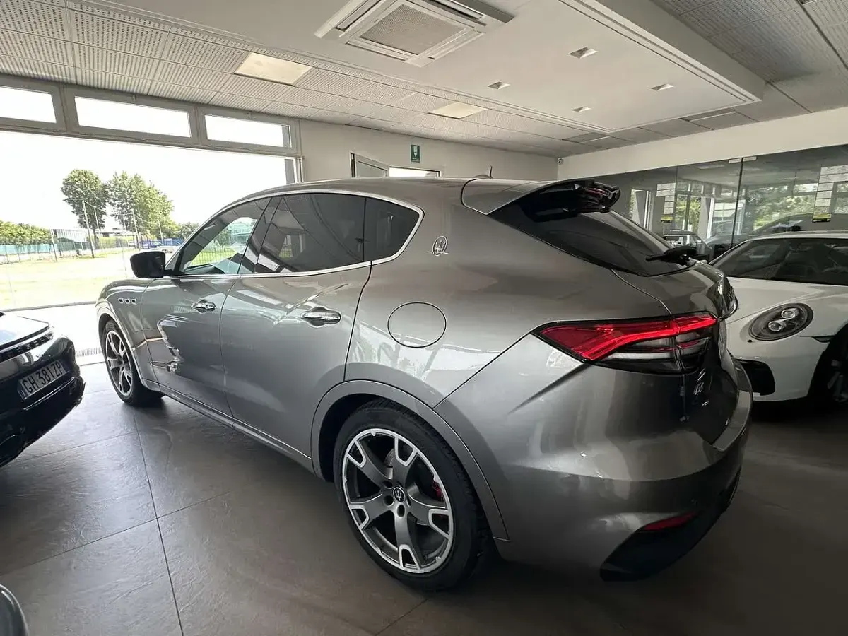 Usata Maserati Levante 349 CV (256 kW) 2021 Grigio SUV