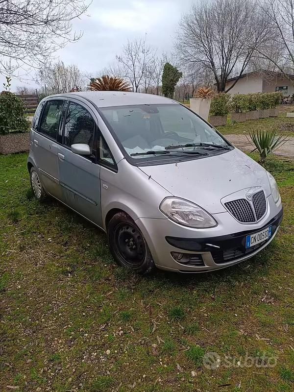 Usata Lancia Musa 100 CV (73 kW) 2004 Grigio Monovolume