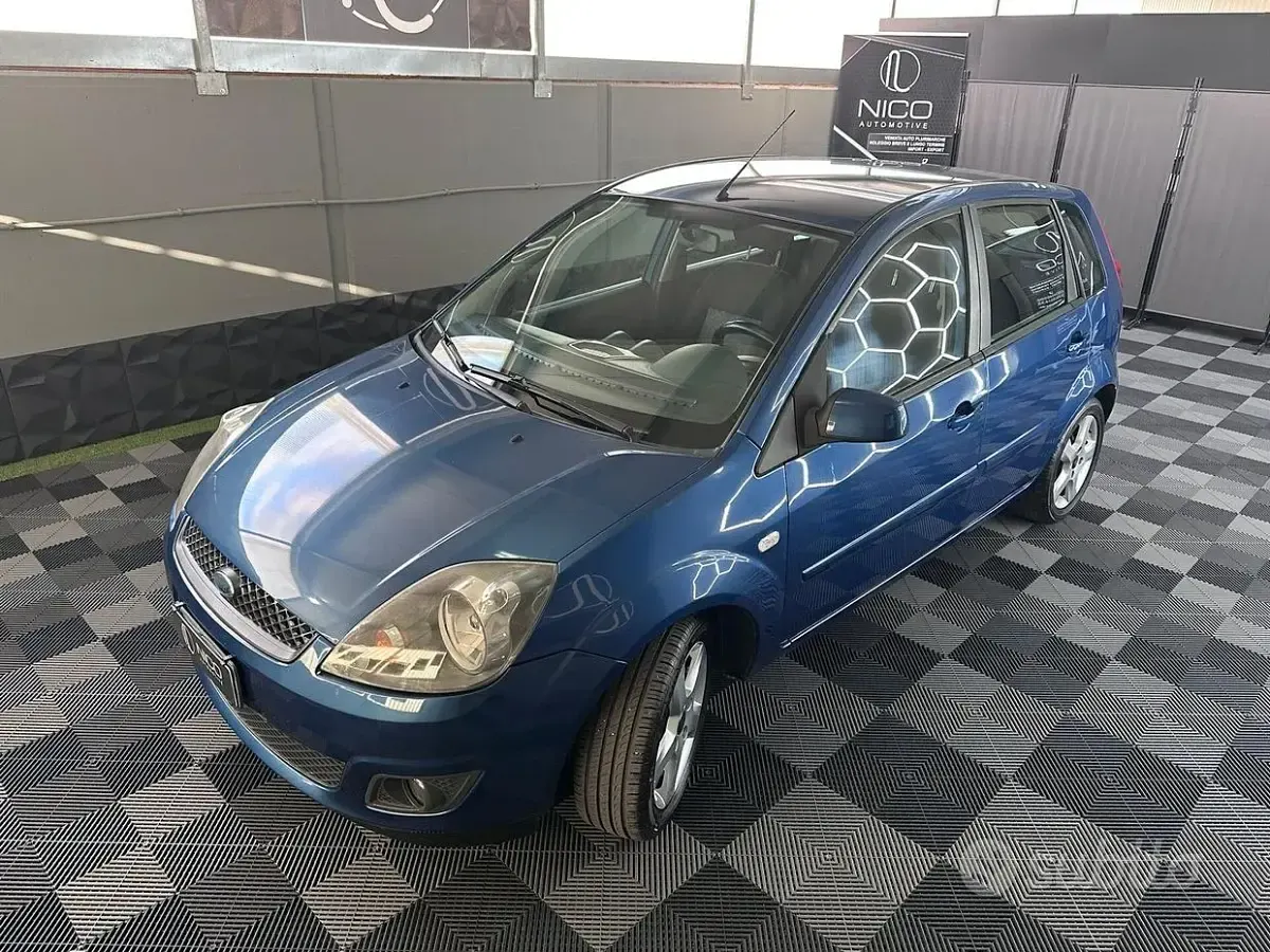 Usata Ford Fiesta Titanium 68 CV (50 kW) 2008 Blu Utilitaria