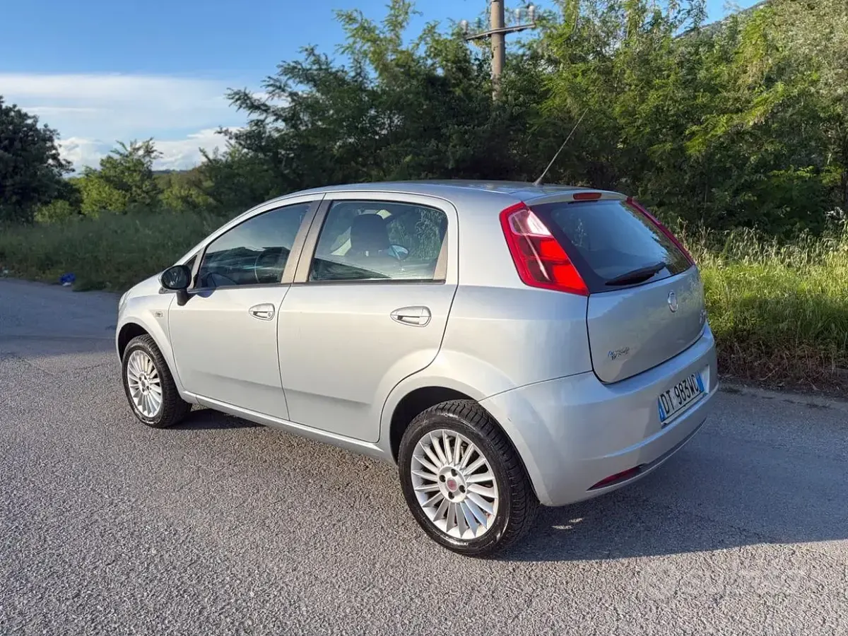 Usata Fiat Grande Punto Dynamic 69 CV (50 kW) 2009 Grigio Utilitaria