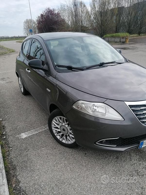 Usata Lancia Ypsilon 69 CV (50 kW) 2013 Marrone Utilitaria